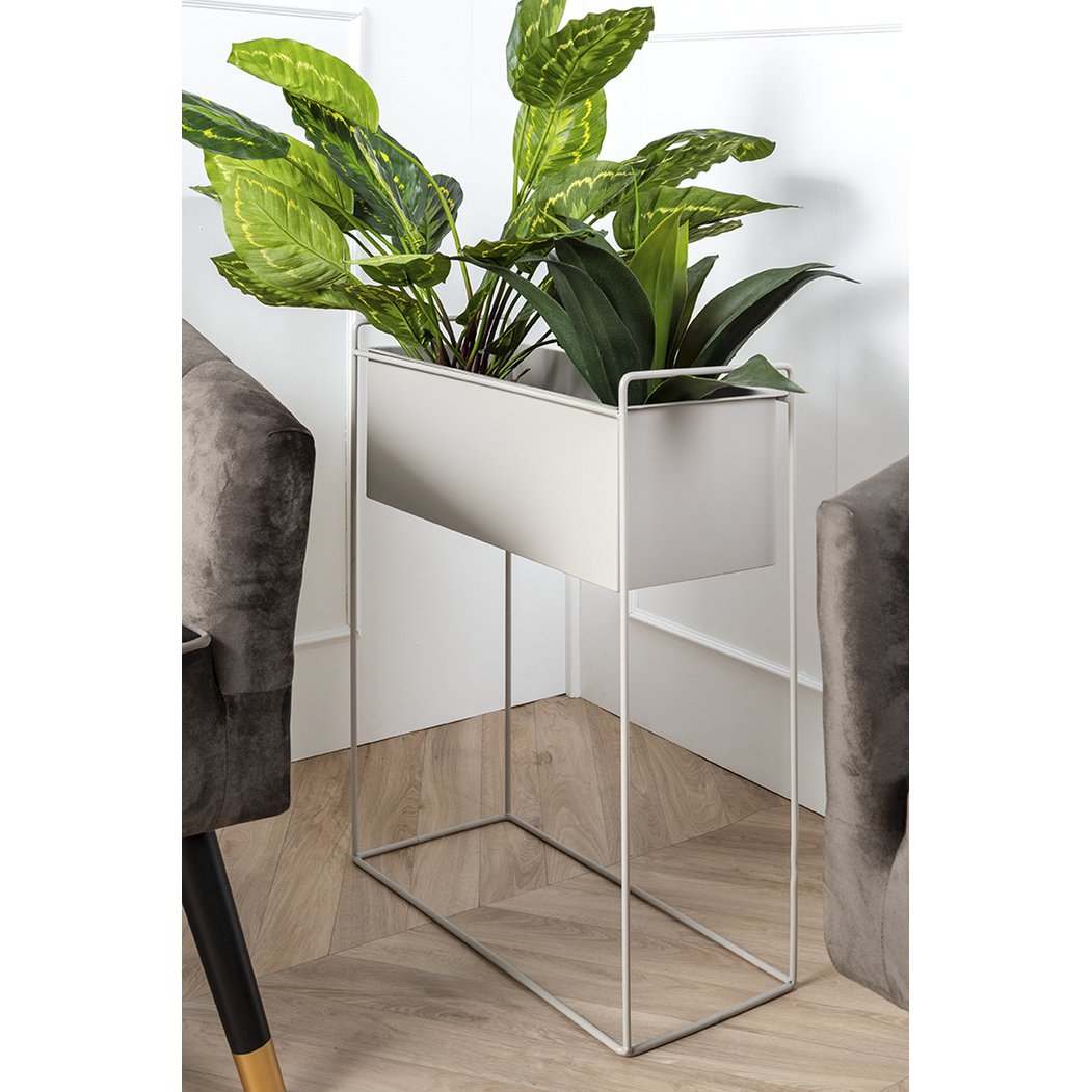 Pots Essence Straight disposés dans un salon moderne
