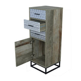 Gros plan sur la texture du bois de la commode