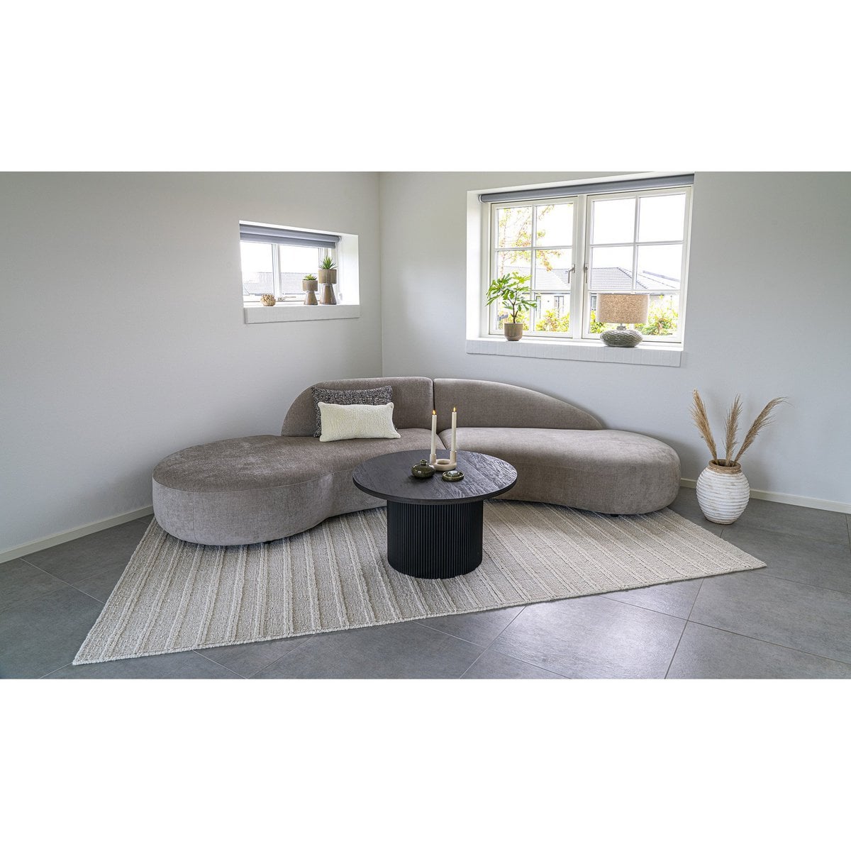 Détail du motif du tapis Dehli, nuances de gris et blanc