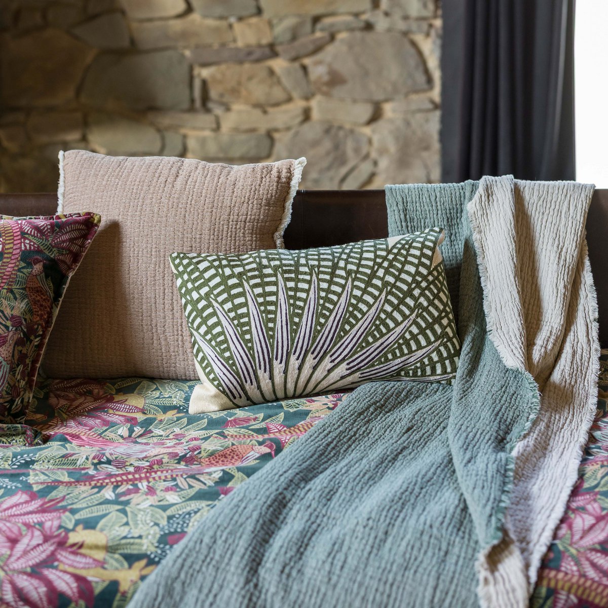 Vue latérale du coussin Emilio, dimensions 30 x 50 cm