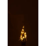Sapin de Noël J-Line Snow dans un intérieur élégant, décoré avec goût.