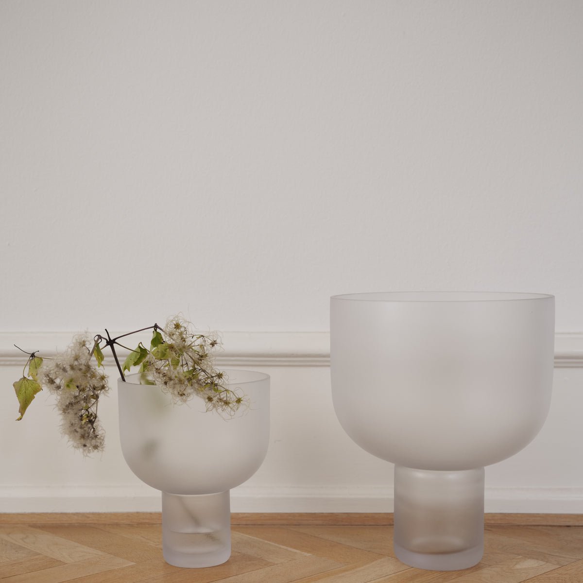Vase NEBL moyen givré - ambiance décorative avec fleurs