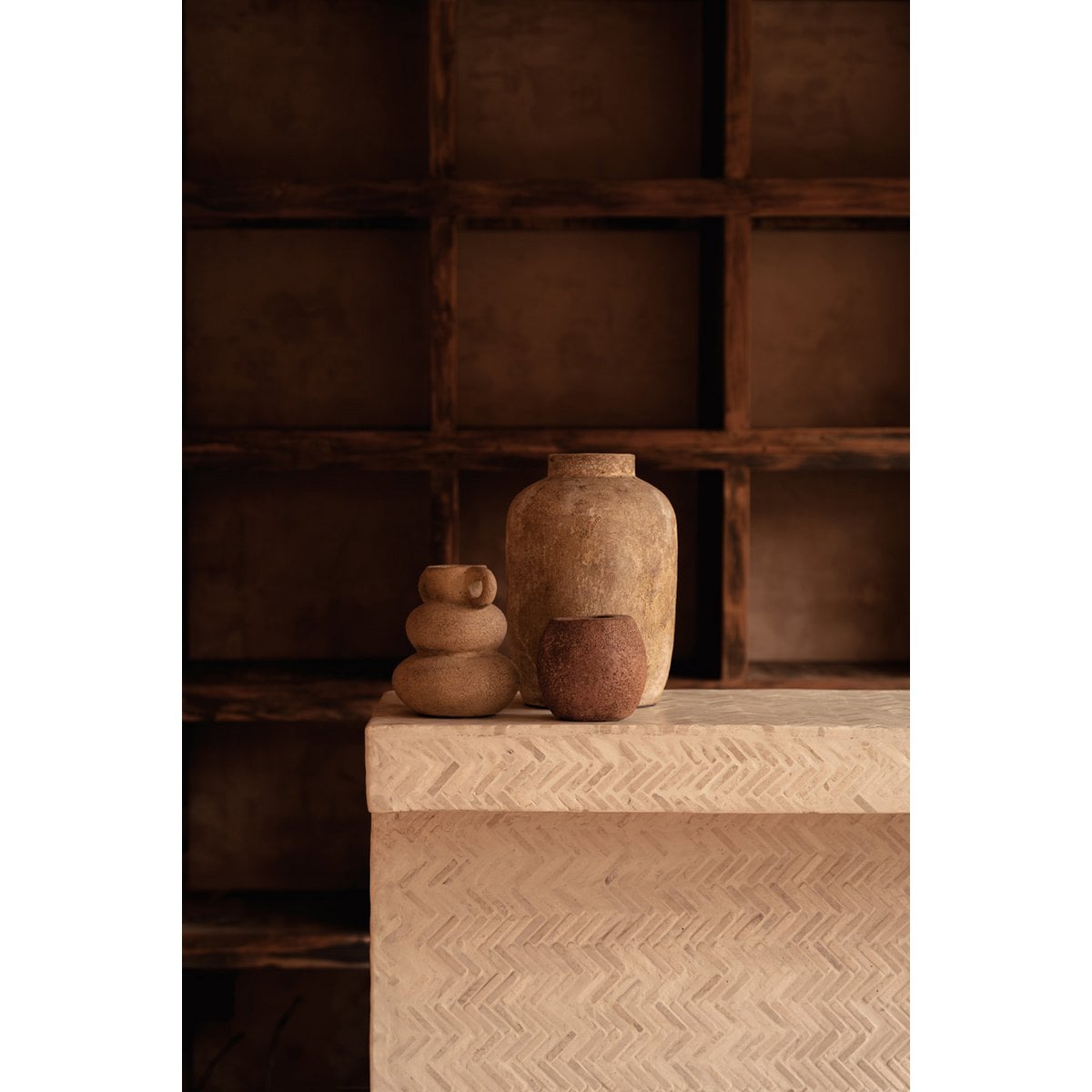 Vase Earthen Balance posé sur une table, mettant en valeur sa silhouette sculpturale