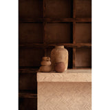 Vase Earthen Balance posé sur une table, mettant en valeur sa silhouette sculpturale