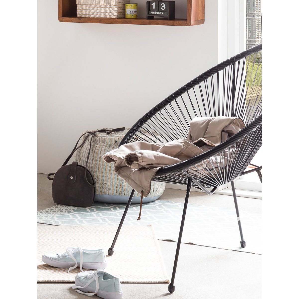 Chaise de jardin noire en métal et plastique, vue de face