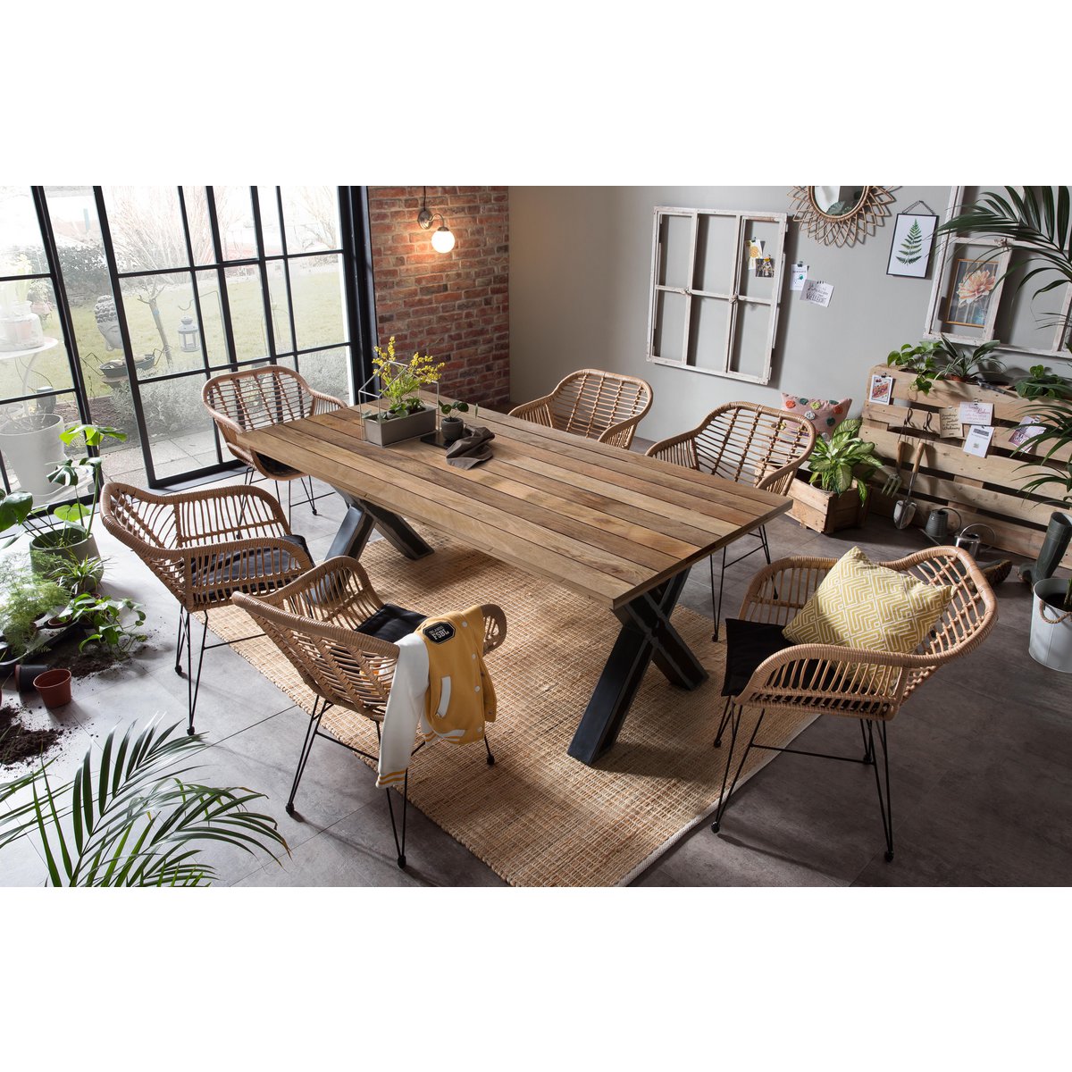 Table en situation dans une salle à manger moderne