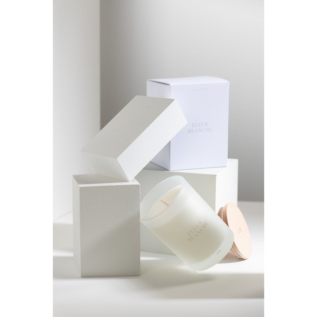 Bougie Fleur Blanche sur une table élégante