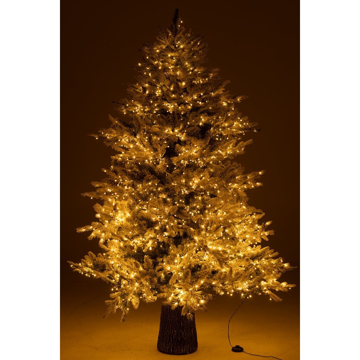 Sapin de Noël J-Line décoré dans un salon moderne