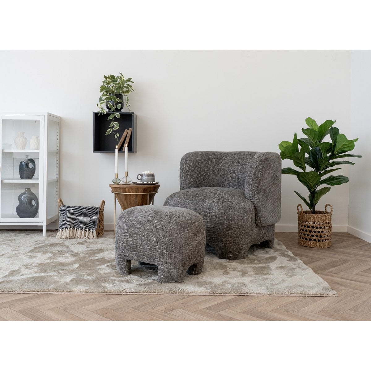 Vue latérale du Pouf Nazare beige, structure en bois