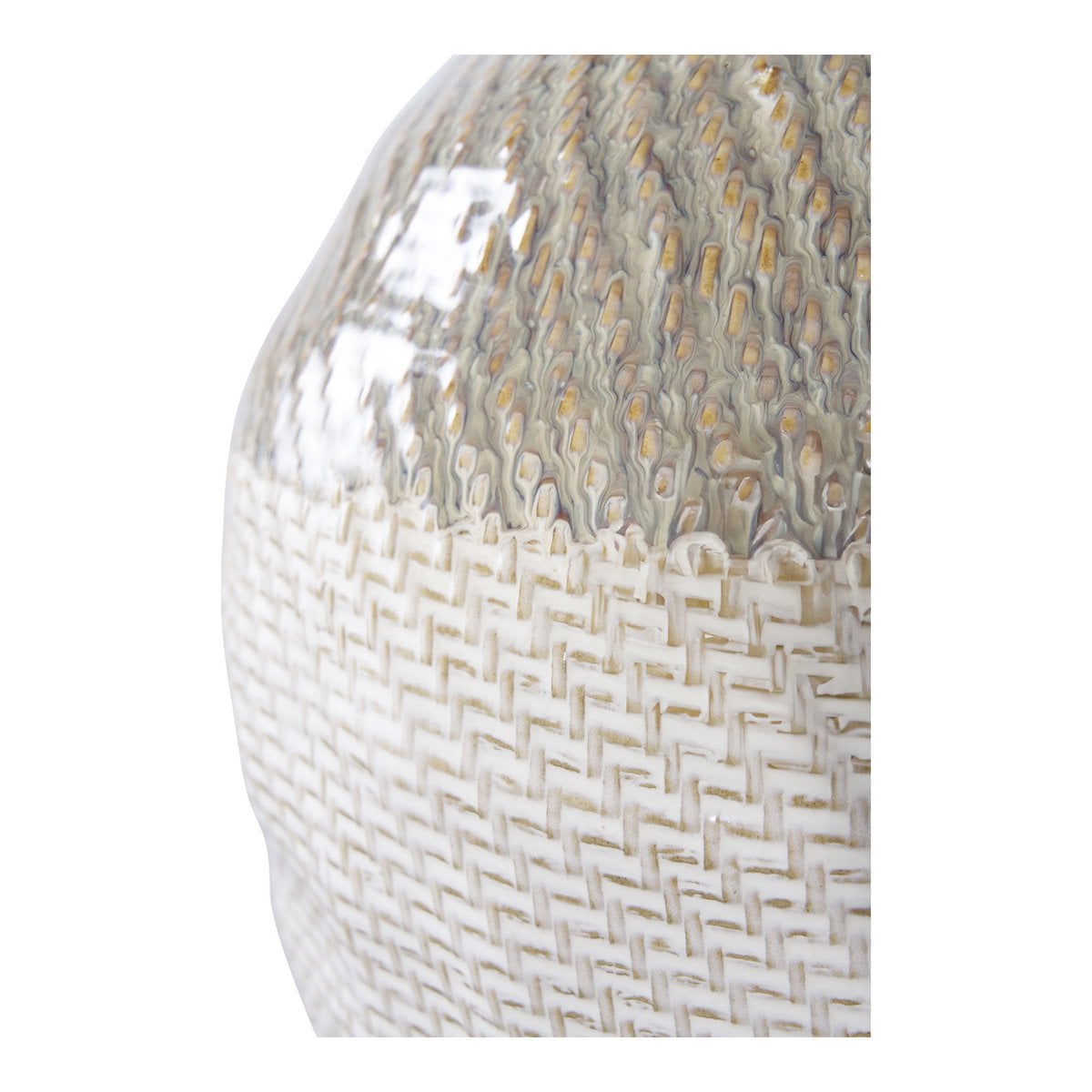 Vase en céramique posé sur une table en bois