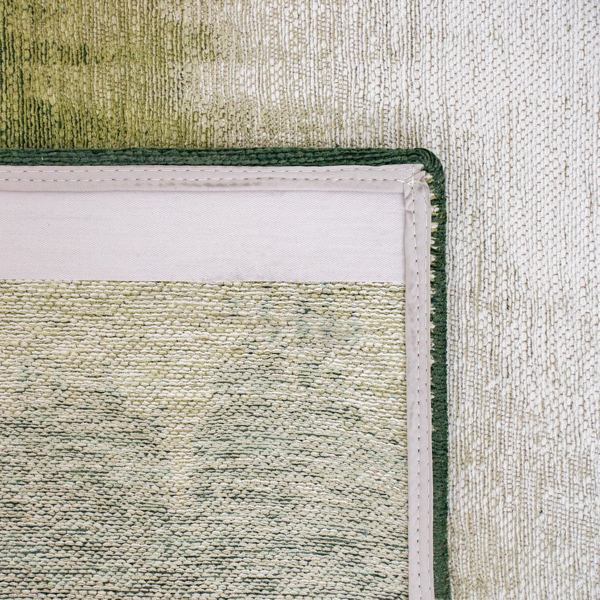Tapis Eco dans un salon moderne, ajoutant une touche de nature