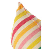 Coussin Cocoon sur un canapé, ajoutant une touche bohème