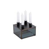 Vue de côté du bougeoir carré en verre et métal, style contemporain.