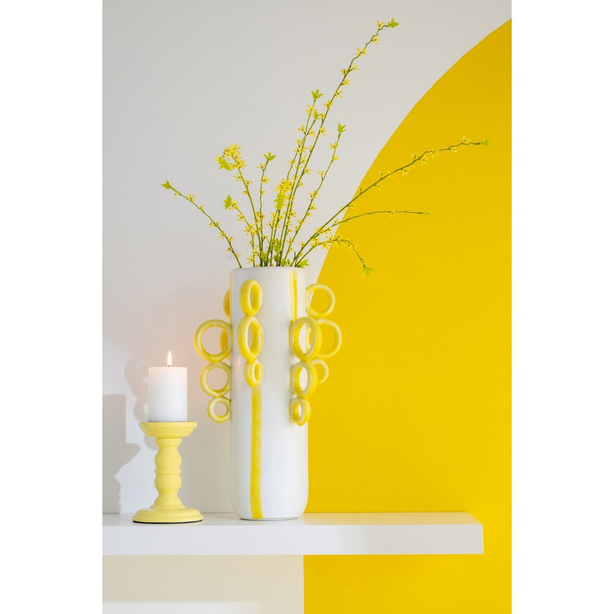 Bougeoir J-Line en bois de manguier jaune, sur table en bois