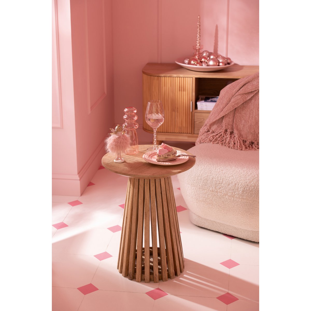 Table J-Line Vincent dans un intérieur moderne