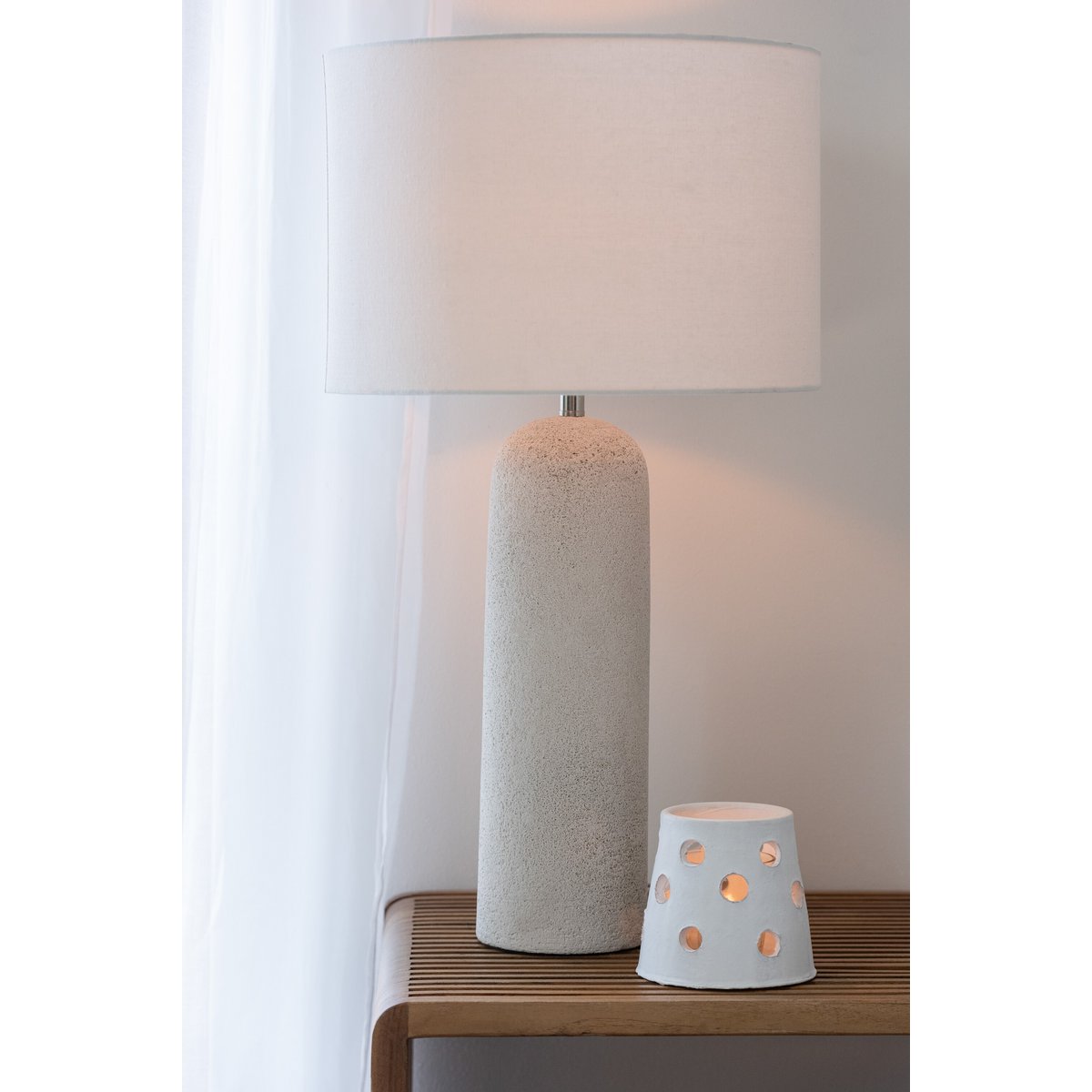 Lampe Isla Terracotta sur une table moderne