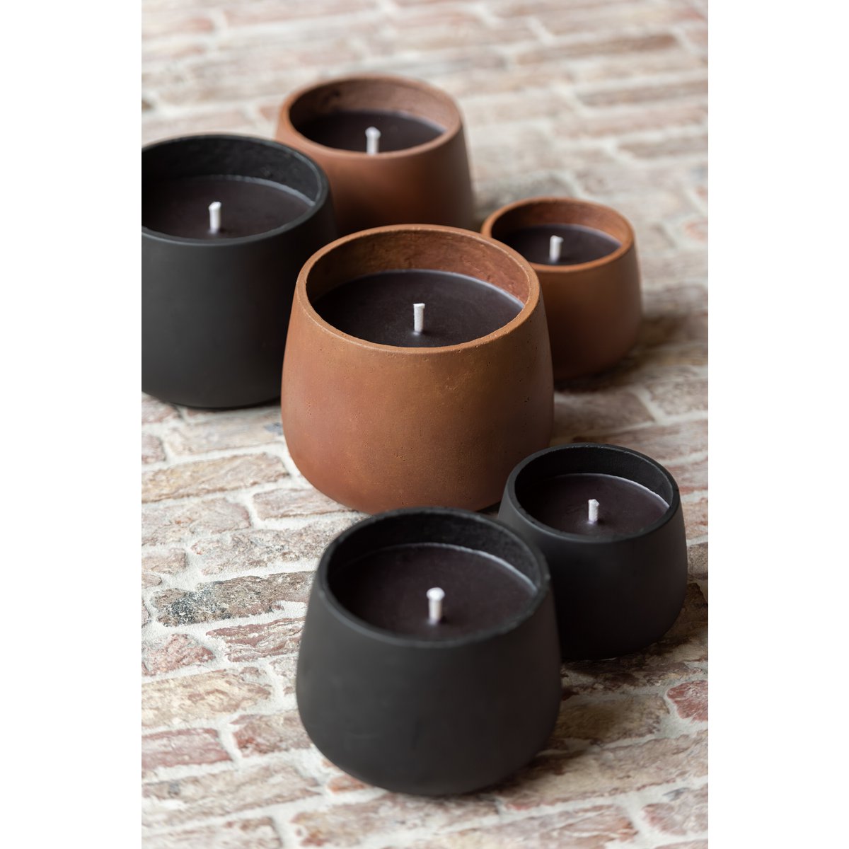 Bougie marron J-Line allumée en soirée