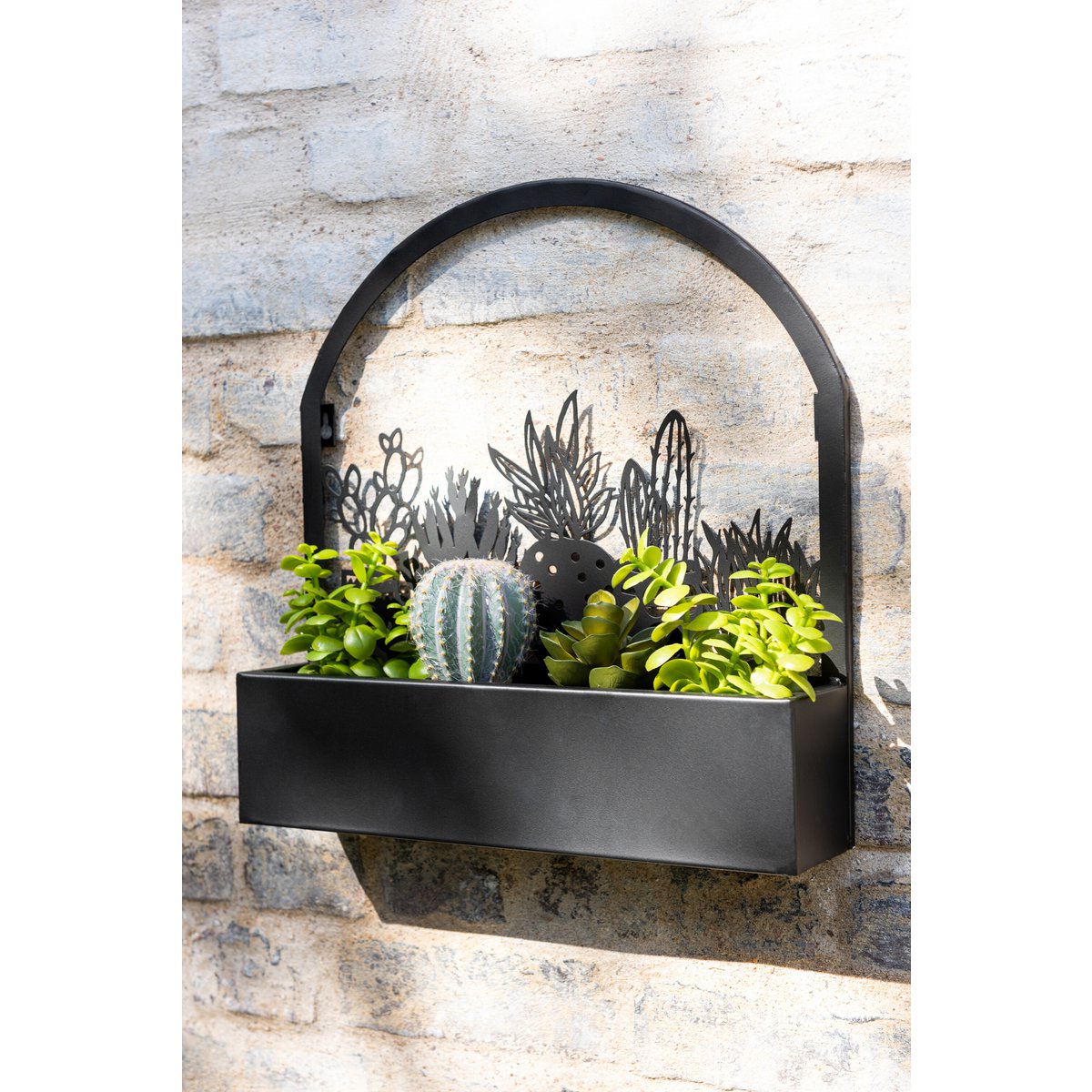 Détail du pot de fleurs J-Line, design industriel en métal noir