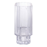 Vase en verre transparent sur une table en bois, vue latérale