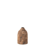 Vase Effy en métal marron, mis en scène dans un salon moderne