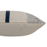 Coussin J-Line Stripe Aztec sur un canapé, ambiance salon