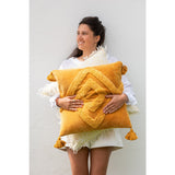 Coussin J-Line Motif U en coton corail sur un canapé moderne