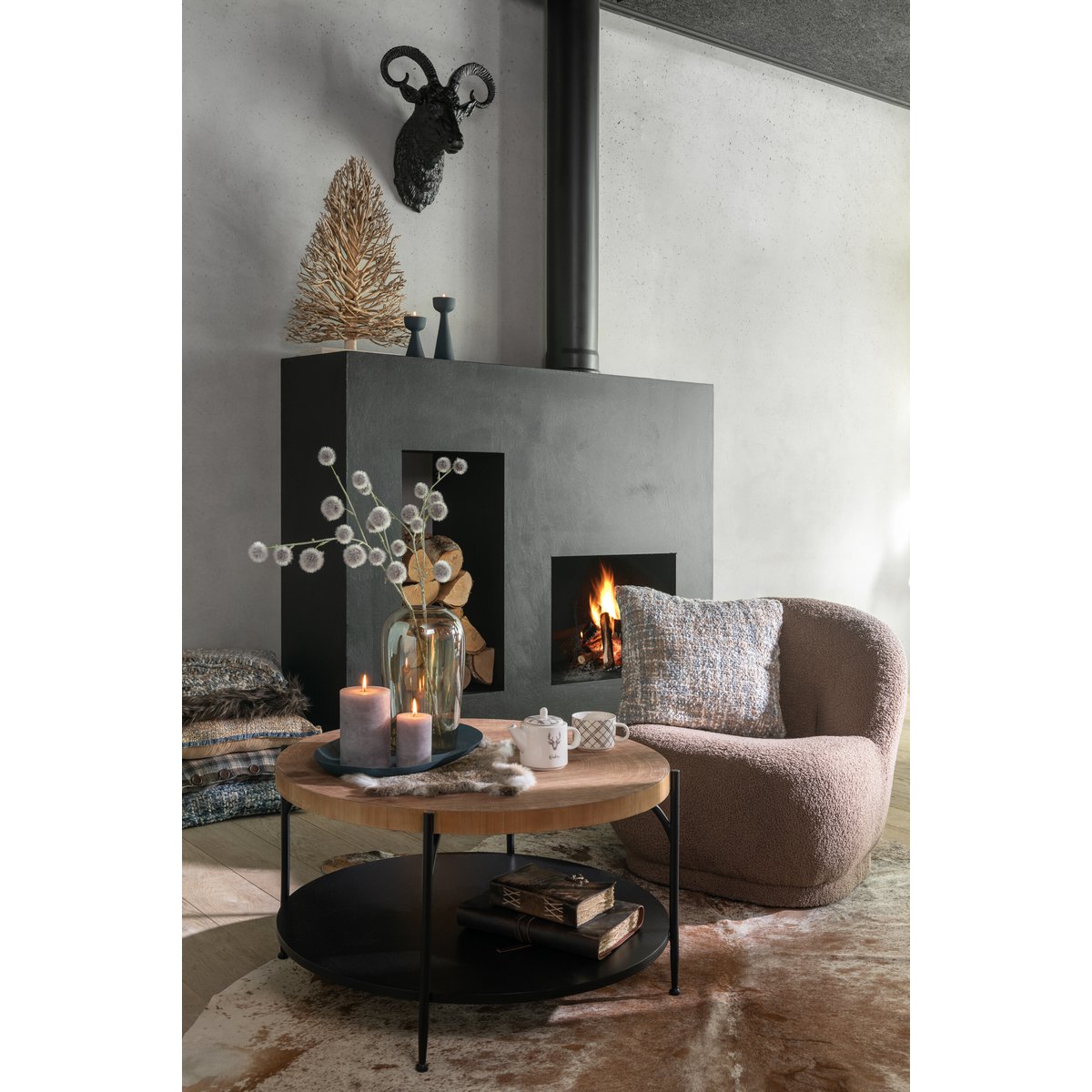 Table basse Voni J-Line sur fond neutre, mise en valeur