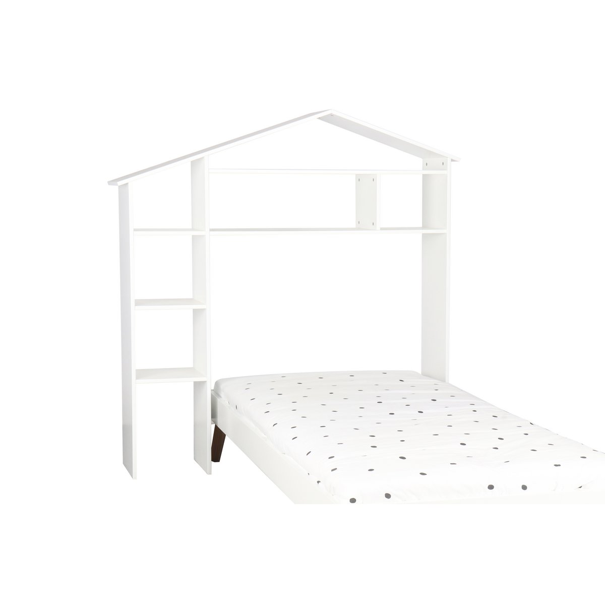 Étagère maison en bois blanc intégrée dans une chambre d'enfant.