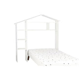 Étagère maison en bois blanc intégrée dans une chambre d'enfant.