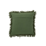 Coussin J-line en laine sur un canapé, ambiance chaleureuse
