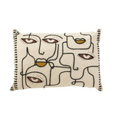 Coussin Faces J-Line disposé sur un canapé moderne