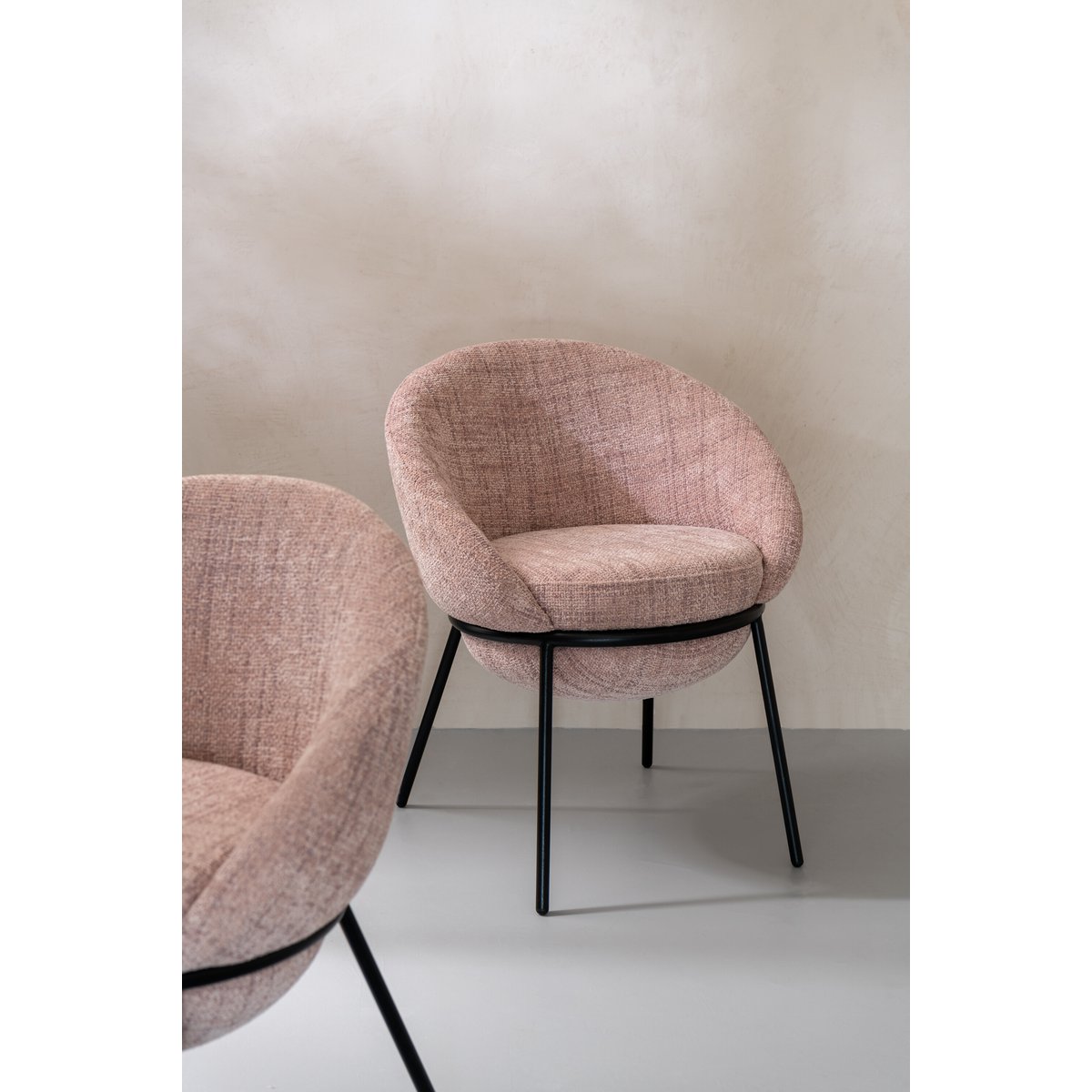 Chaise J-Line associée à une table en bois, harmonie des matériaux