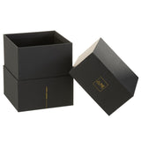 Bougie parfumée J-Line Luxuria sur une table élégante, ambiance cosy.