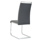 Chaises cantilever élégantes dans un salon moderne