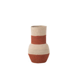 Vase J-Stripes décoré avec des fleurs, ajoutant une touche bohème à l'intérieur