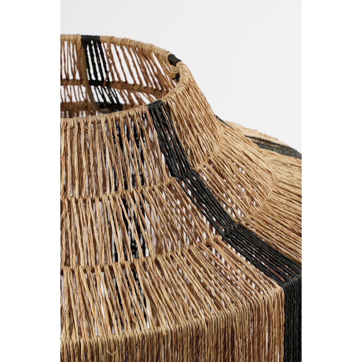 Lanterne Liliano Noir sur une table, ambiance chaleureuse