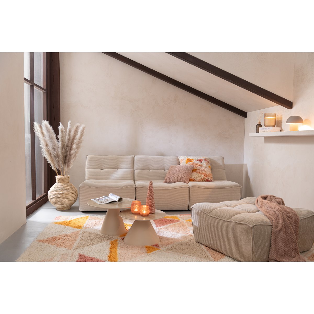 Ambiance cosy avec le pouf Grid J-Line dans un intérieur scandinave