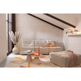 Ambiance cosy avec le pouf Grid J-Line dans un intérieur scandinave