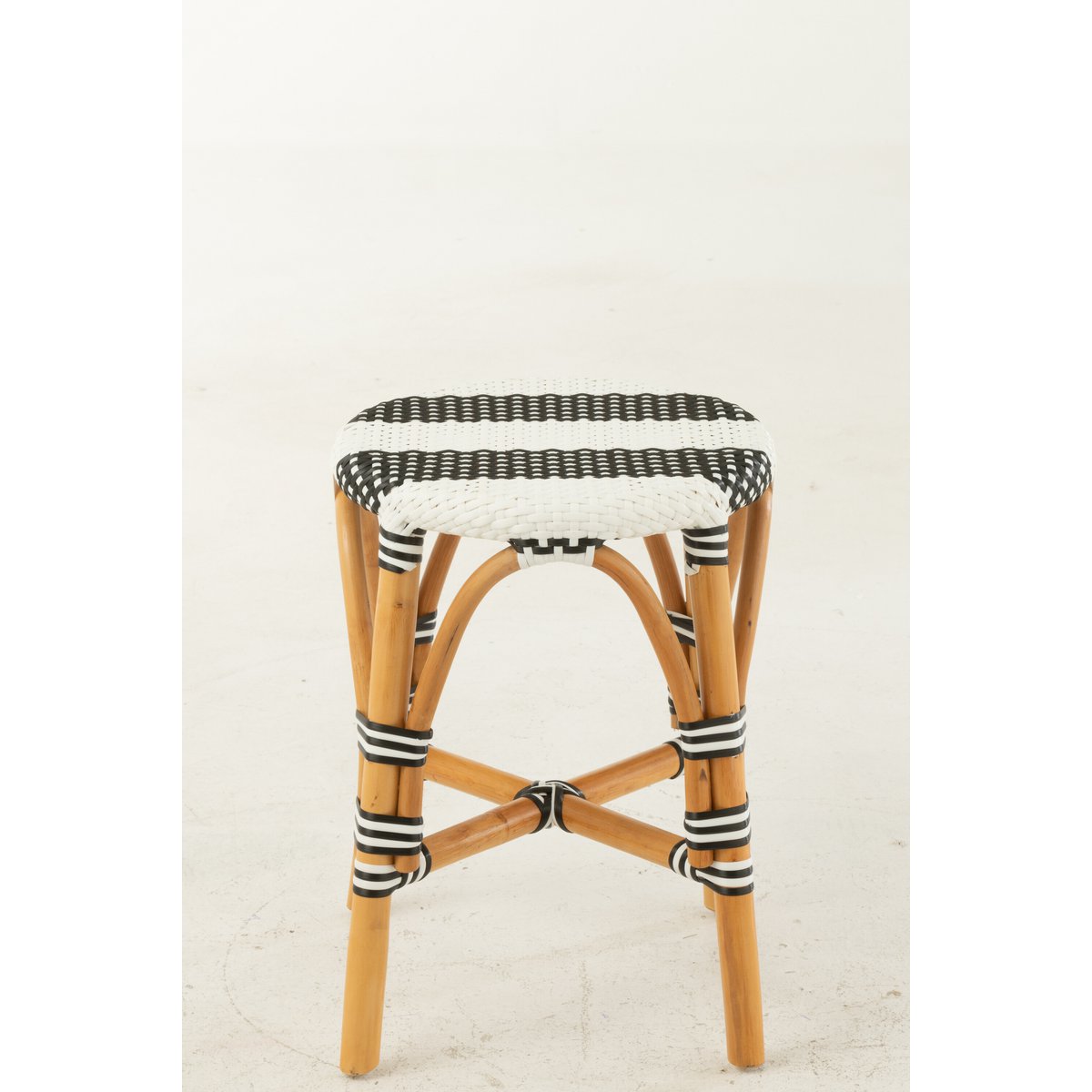 Tabouret rotin noir J-Line sur un fond élégant