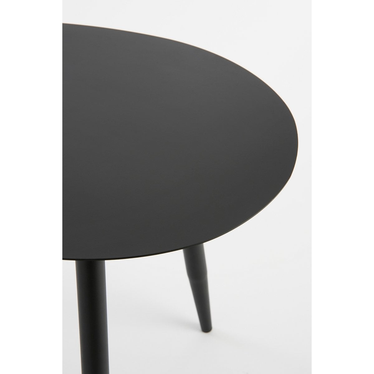 Vue d'ensemble des tables d'appoint noires dans un cadre décoratif