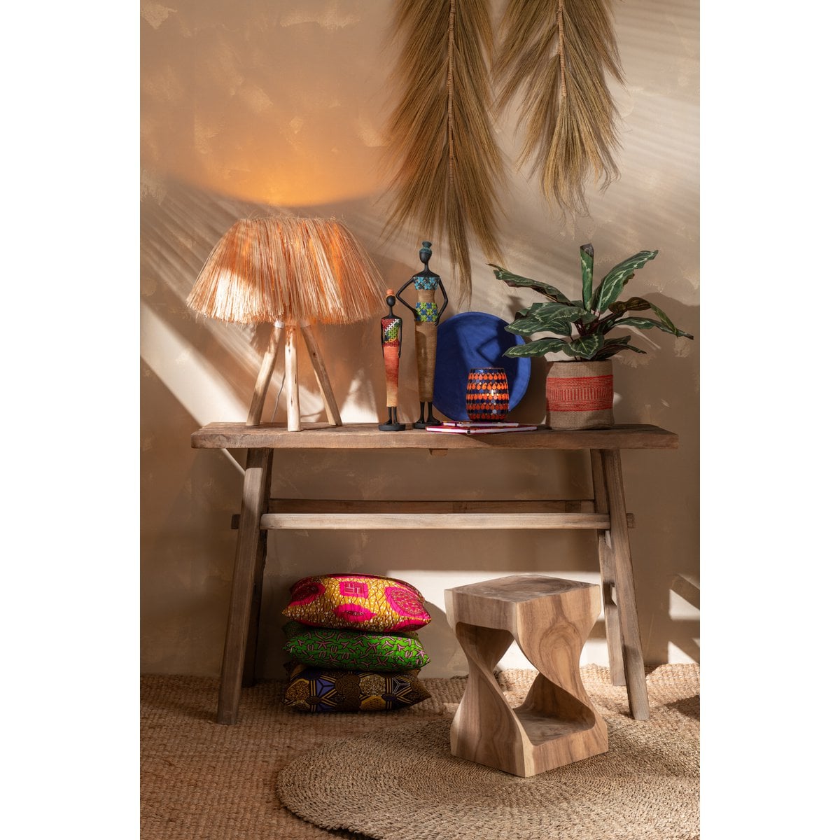 Lampe J-Line Bahamas, mise en scène avec d'autres accessoires déco