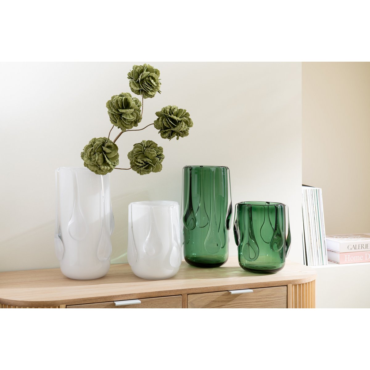 Vue latérale du vase Drippy J-Line, design scandinave