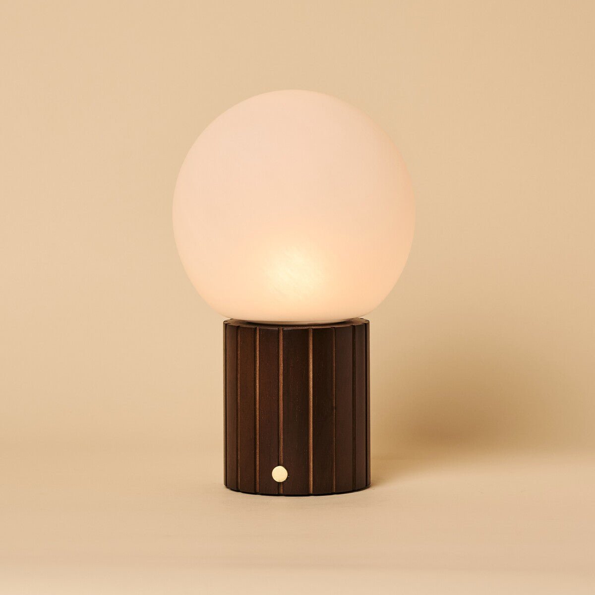 Lampe de table rechargeable Nadine marron foncé avec abat-jour interchangeable