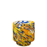 Vase J-Line Arun avec des fleurs, décorant un espace moderne.