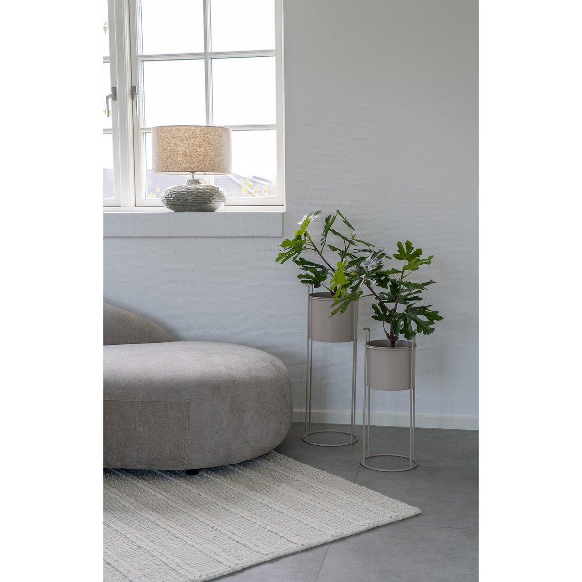 Rabo Flower Stand - Gros plan sur la texture en acier sable