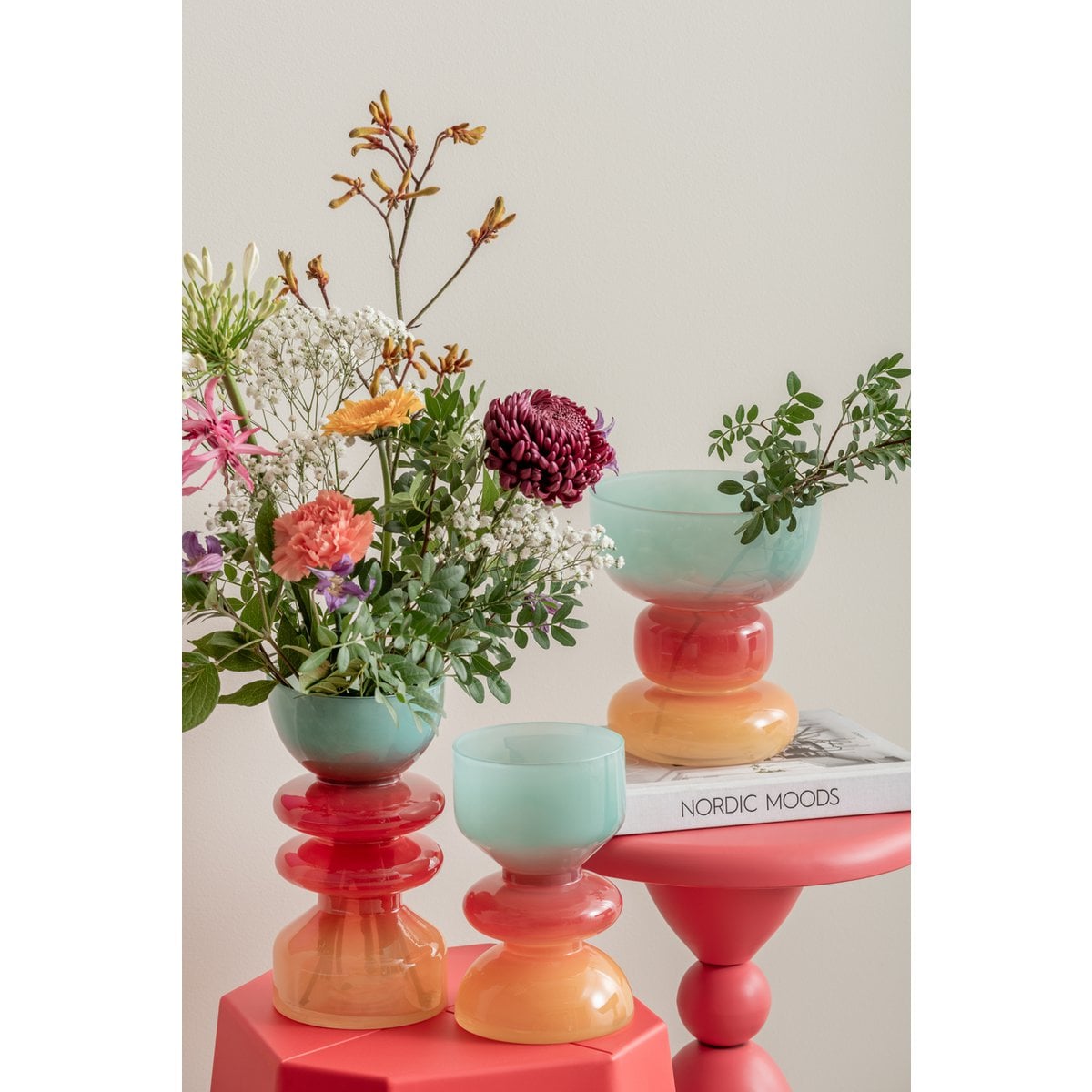 Vase Summer Vibes Large sur une table, ambiance contemporaine