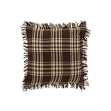 Coussin J-Line sur un canapé moderne