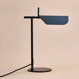 Lampe Marcello sur une commode en bois, ambiance intérieure