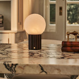 Lampe de table rechargeable en bois foncé marron