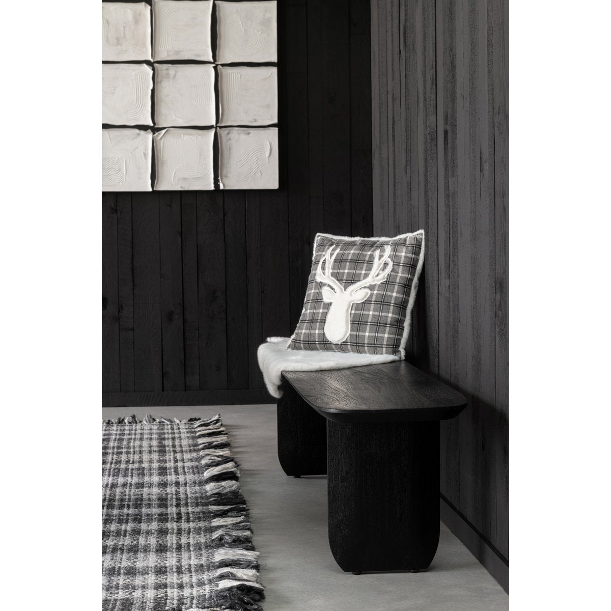 Canapé J-Line en bois d'acacia noir, avec accessoires déco